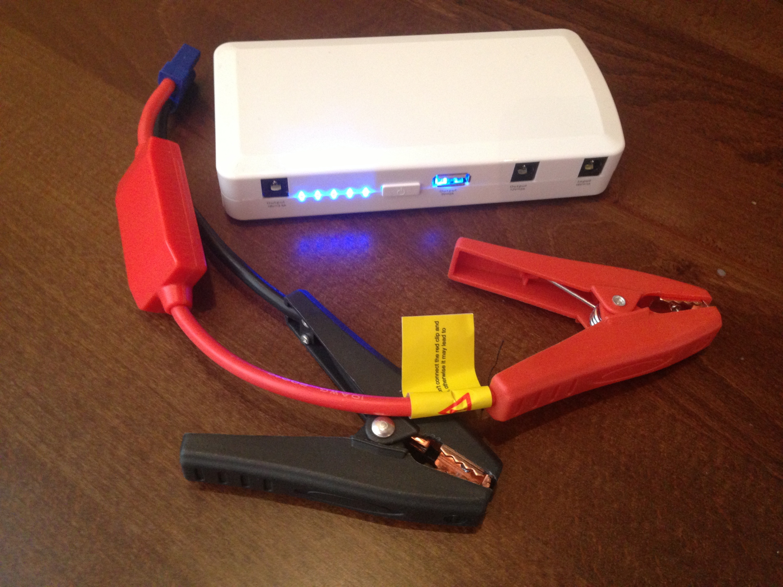 Автономное пускозарядное устройство JUMP STARTER 55, запустить автомобиль в  дороге, дополнительный аккумулятор для телефона, ноутбука и другой техники.